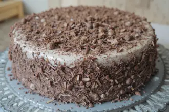 Vanilla Cake With Chocolate Shavings