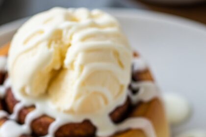 Cinnamon Rolls With Ice Cream