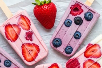 Frozen Yogurt Popsicles With Berries