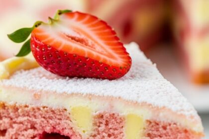 Strawberry Cake With Vanilla Pudding