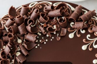 Pretty Chocolate Cake Decorating Ideas