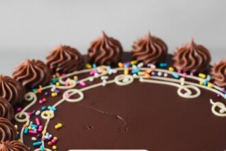 Simple Chocolate Cake Decoration