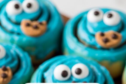 How To Make Cookie Monster Cinnamon Rolls
