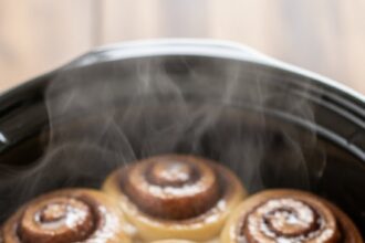 Crockpot Breakfast Cinnamon Rolls